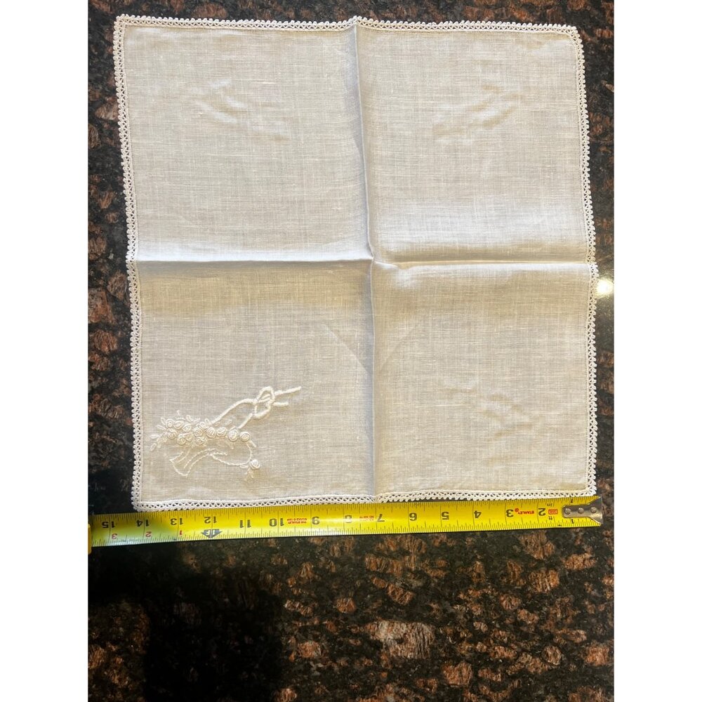 White Linen Napkins With Hand Embroidered Floral Basket Design & Lacey Edging Se - Picture 4 of 10